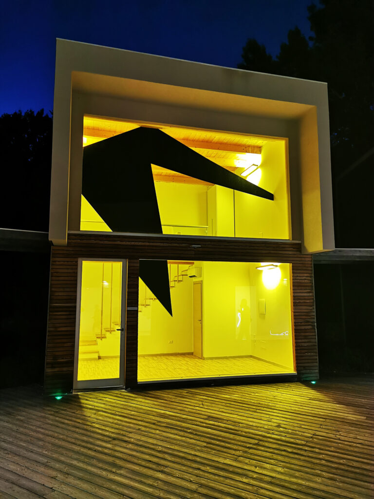 3MV, 2019, tessuto, legno, luci colorate, visione della mostra Manabamate, a cura di Giacinto Di Pietrantonio, Bocs Art Residenze, Cosenza.