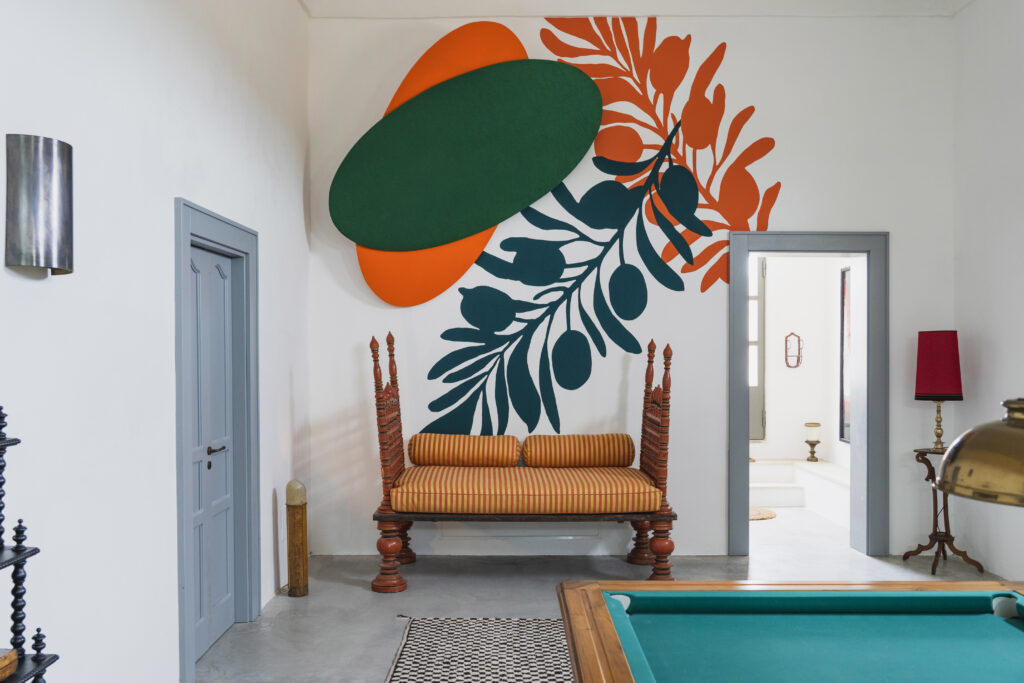 Sotto Verde Manto, 2021, legno, velluto, ecopelle, visione della mostra, I.D.E.A. Salento, Masseria Canali, Casarano. PH Claudio Palma