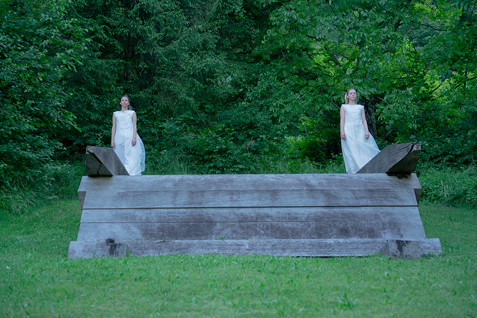 Prato d’Arte Marzona, Villa di Vergenis
Danzatori: Arteffetto Danza
Coreografia: Marta Melucci / Compagni Schuko
Light design: Gary Brackett Musica: Coro Zahre, Sauris Opere site specific: Sol LeWitt, Bruce Nauman, Richard Long, Dan Graham
Crediti fotografici: Caterina Erica Shanta