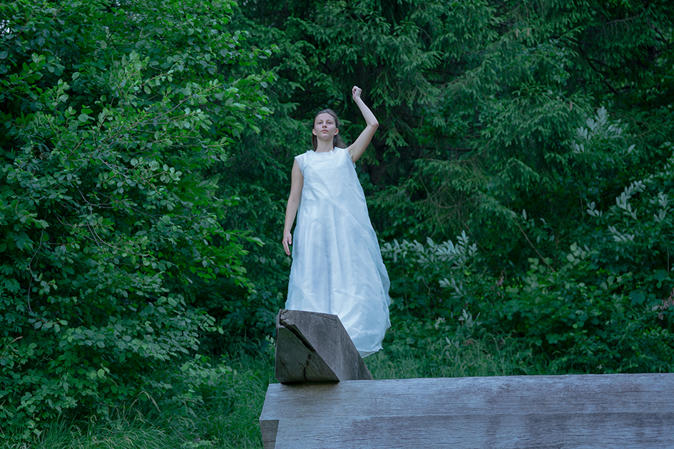 Prato d’Arte Marzona, Villa di Vergenis
Danzatori: Arteffetto Danza
Coreografia: Marta Melucci / Compagni Schuko
Light design: Gary Brackett Musica: Coro Zahre, Sauris Opere site specific: Sol LeWitt, Bruce Nauman, Richard Long, Dan Graham
Crediti fotografici: Caterina Erica Shanta