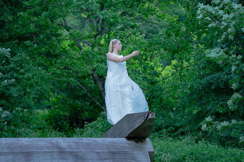 Prato d’Arte Marzona, Villa di Vergenis
Danzatori: Arteffetto Danza
Coreografia: Marta Melucci / Compagni Schuko
Light design: Gary Brackett Musica: Coro Zahre, Sauris Opere site specific: Sol LeWitt, Bruce Nauman, Richard Long, Dan Graham
Crediti fotografici: Caterina Erica Shanta