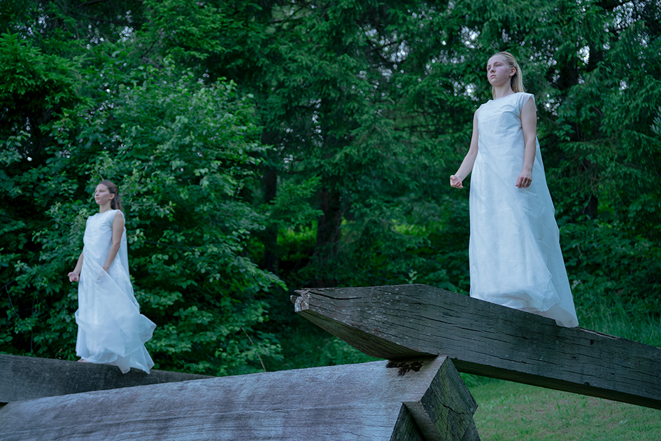 Prato d’Arte Marzona, Villa di Vergenis
Danzatori: Arteffetto Danza
Coreografia: Marta Melucci / Compagni Schuko
Light design: Gary Brackett Musica: Coro Zahre, Sauris Opere site specific: Sol LeWitt, Bruce Nauman, Richard Long, Dan Graham
Crediti fotografici: Caterina Erica Shanta