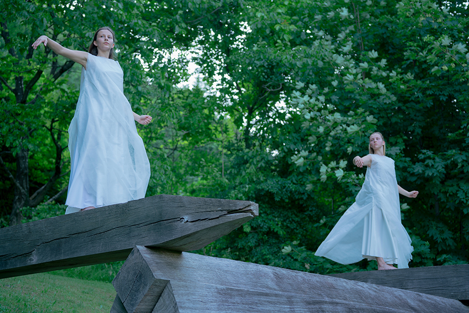 Prato d’Arte Marzona, Villa di Vergenis
Danzatori: Arteffetto Danza
Coreografia: Marta Melucci / Compagni Schuko
Light design: Gary Brackett Musica: Coro Zahre, Sauris Opere site specific: Sol LeWitt, Bruce Nauman, Richard Long, Dan Graham
Crediti fotografici: Caterina Erica Shanta